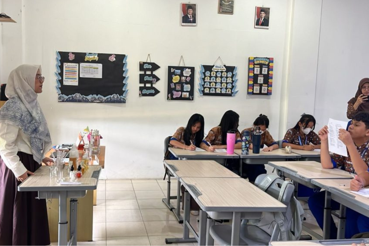 Eksperimen Seru! Mahasiswa Itera Ajak Siswa Belajar Ilmu Kimia Lewat Pembuatan Parfum dan Lilin Aromaterapi