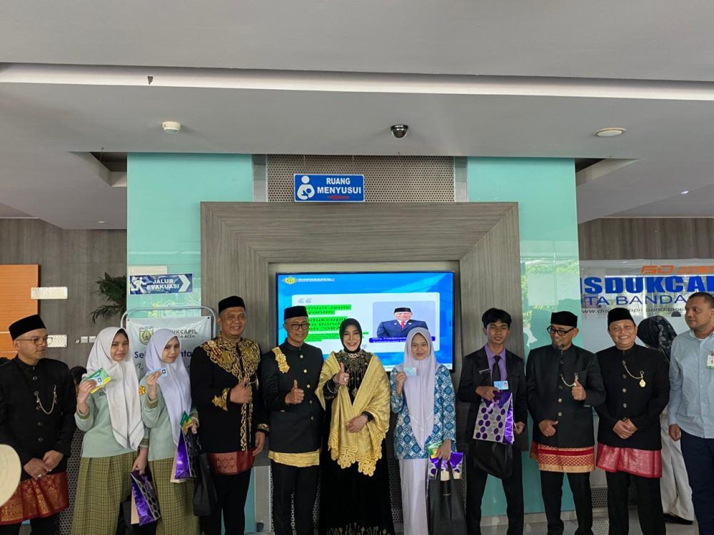 Ultah ke-17 Bertepatan HUT Banda Aceh, 5 Remaja Dapat KTP Perdana