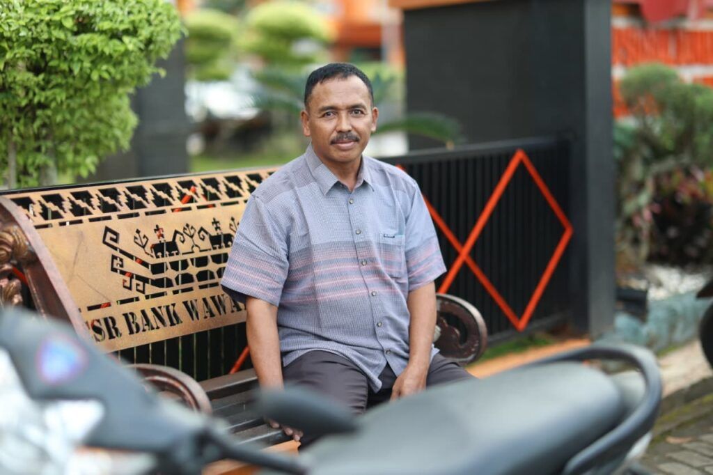 Berangkat Subuh dari Kedondong, Sutrisno Buruh Tani Antar Putrinya UTBK di Unila: Saya Bangga!