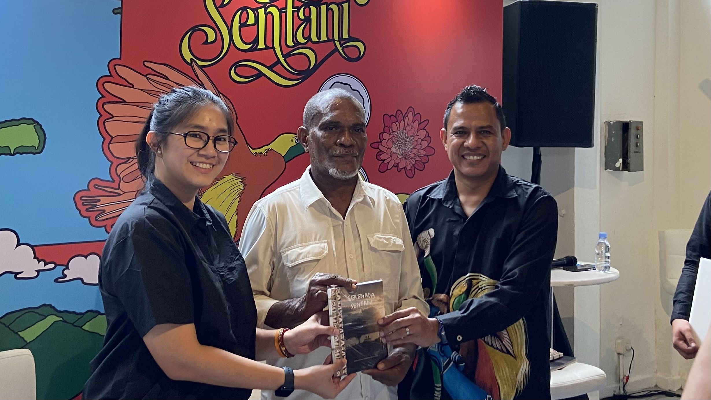 Buku Serenada Sentani Resmi Rilis Hari Ini, Padukan Fotografi Menawan dan Narasi Puitis