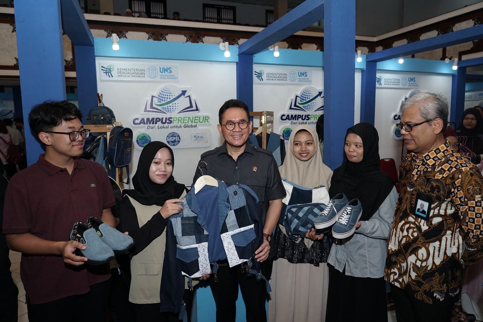 Ubah Limbah Jeans Jadi Fashion Unik, VersaLayer Ajak Anak Muda Lebih Peduli Lingkungan