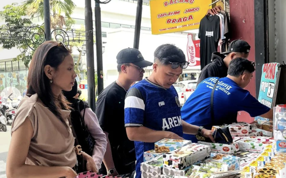Aman kok, Aremania Berbaur Dengan Wisatawan Berburu Oleh Oleh Khas Bandung Setelah Pertandingan