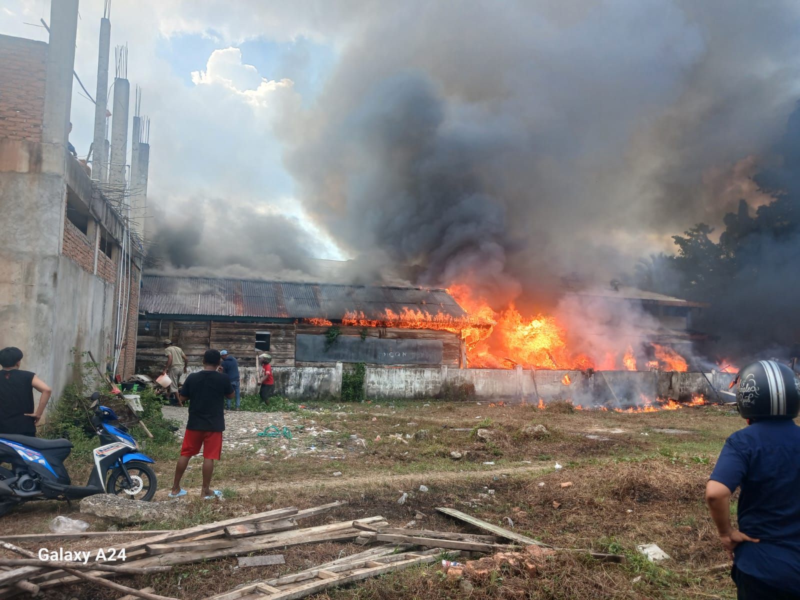 Pasar Piru Seram Bagian Barat Terbakar, 11 Kios dan 8 Motor Hangus