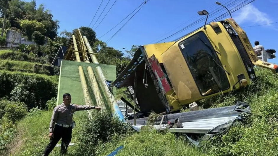 Truk Muatan Galvalum Terperosok di Jurang Susuh Batu, Gagal Nanjak di Jalur Rawan