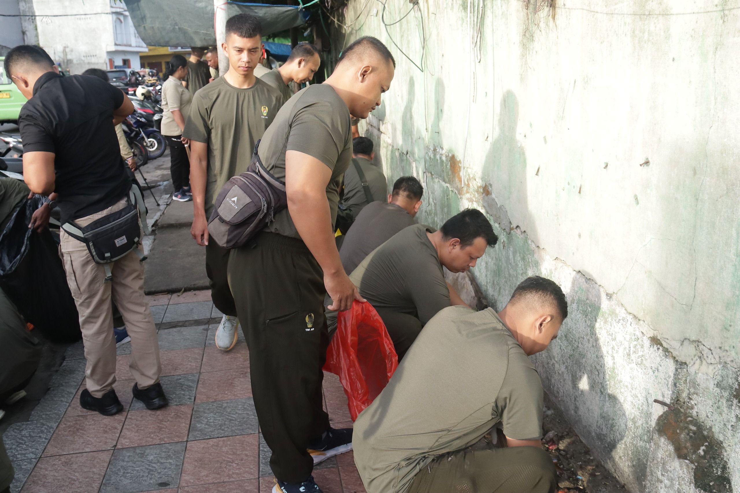 Prajurit Kodam Pattimura Bareng Warga di Ambon Bersih-bersih Area Publik