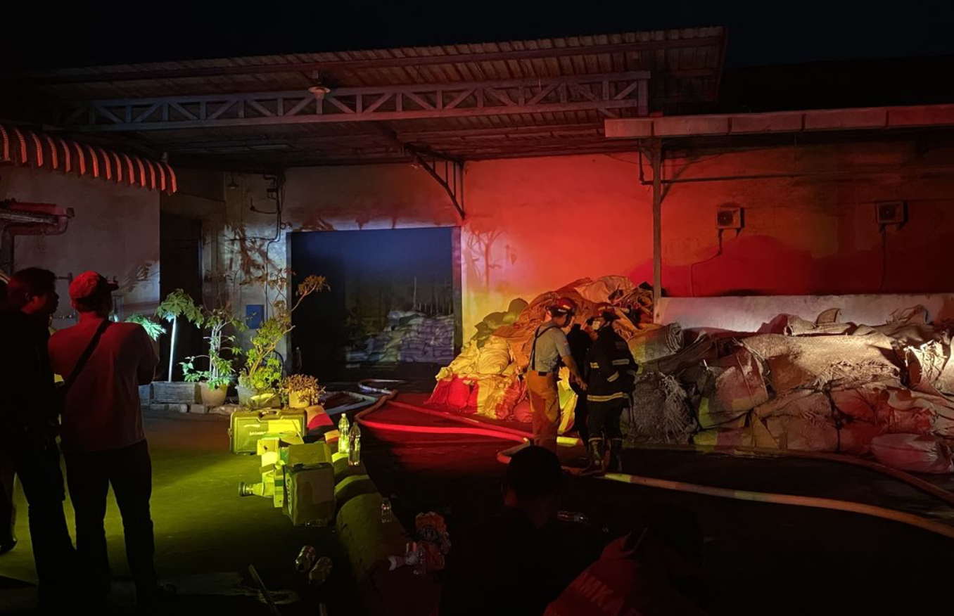 Gudang Bahan Baku Rokok di Kedungkandang Terbakar, Asap Tebal Selimuti Permukiman