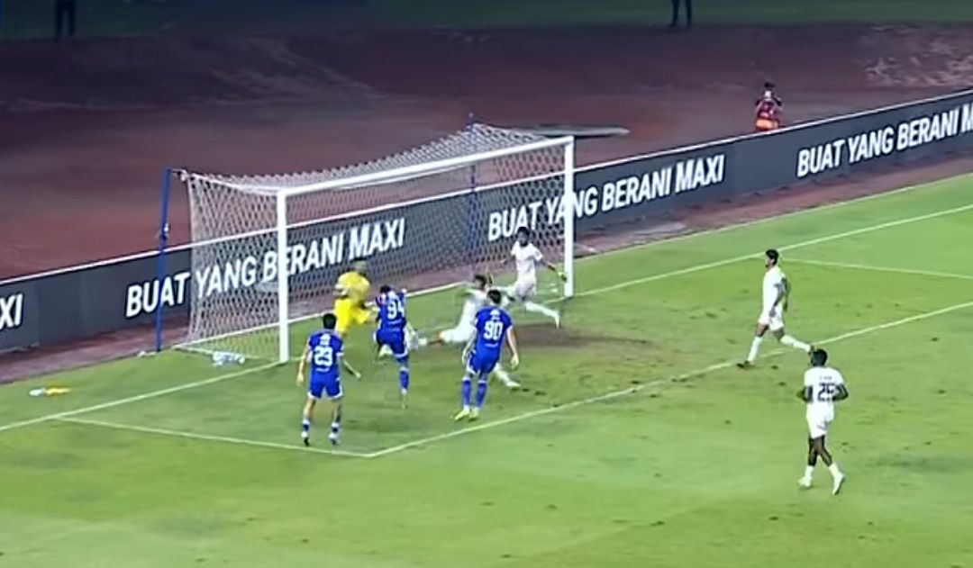 Tembok Kuat Arema Menjadikan Tim Pertama yang Mampu Curi Poin di GBLA