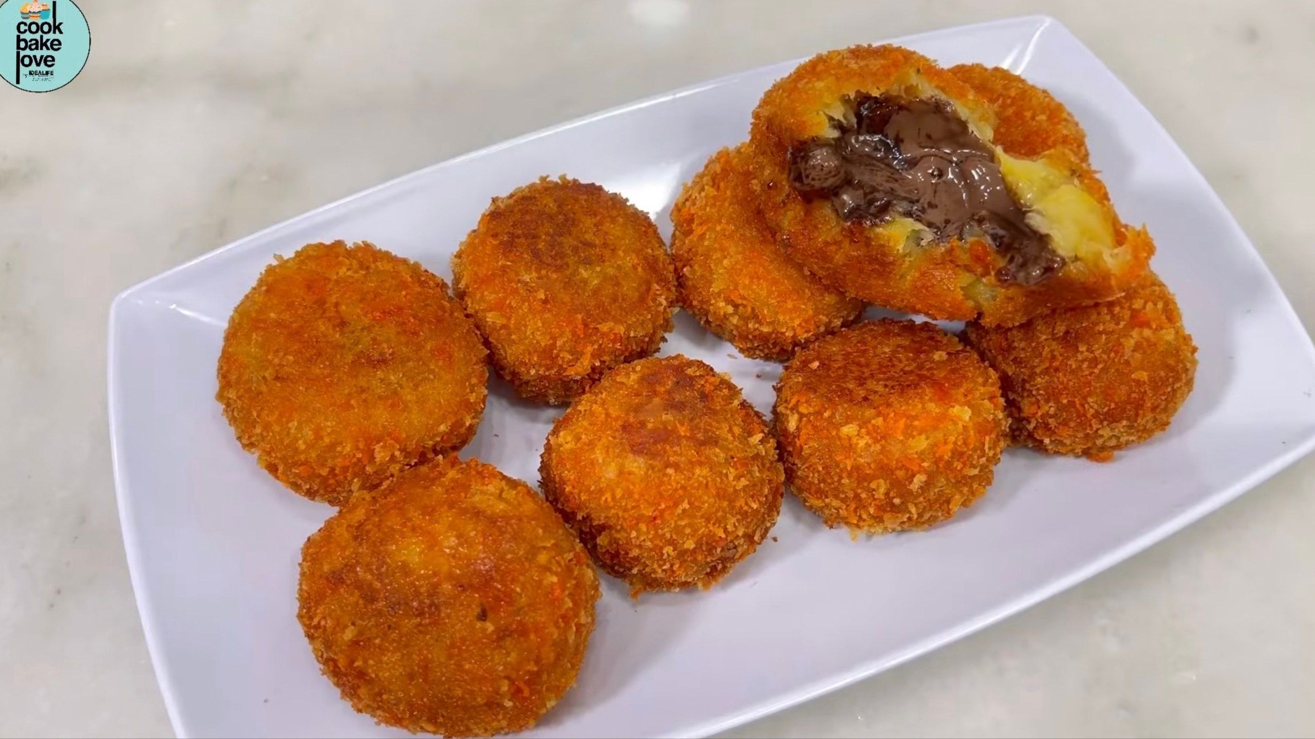 Resep Bola-Bola Pisang Isi Coklat Lumer, Enak dan Manis