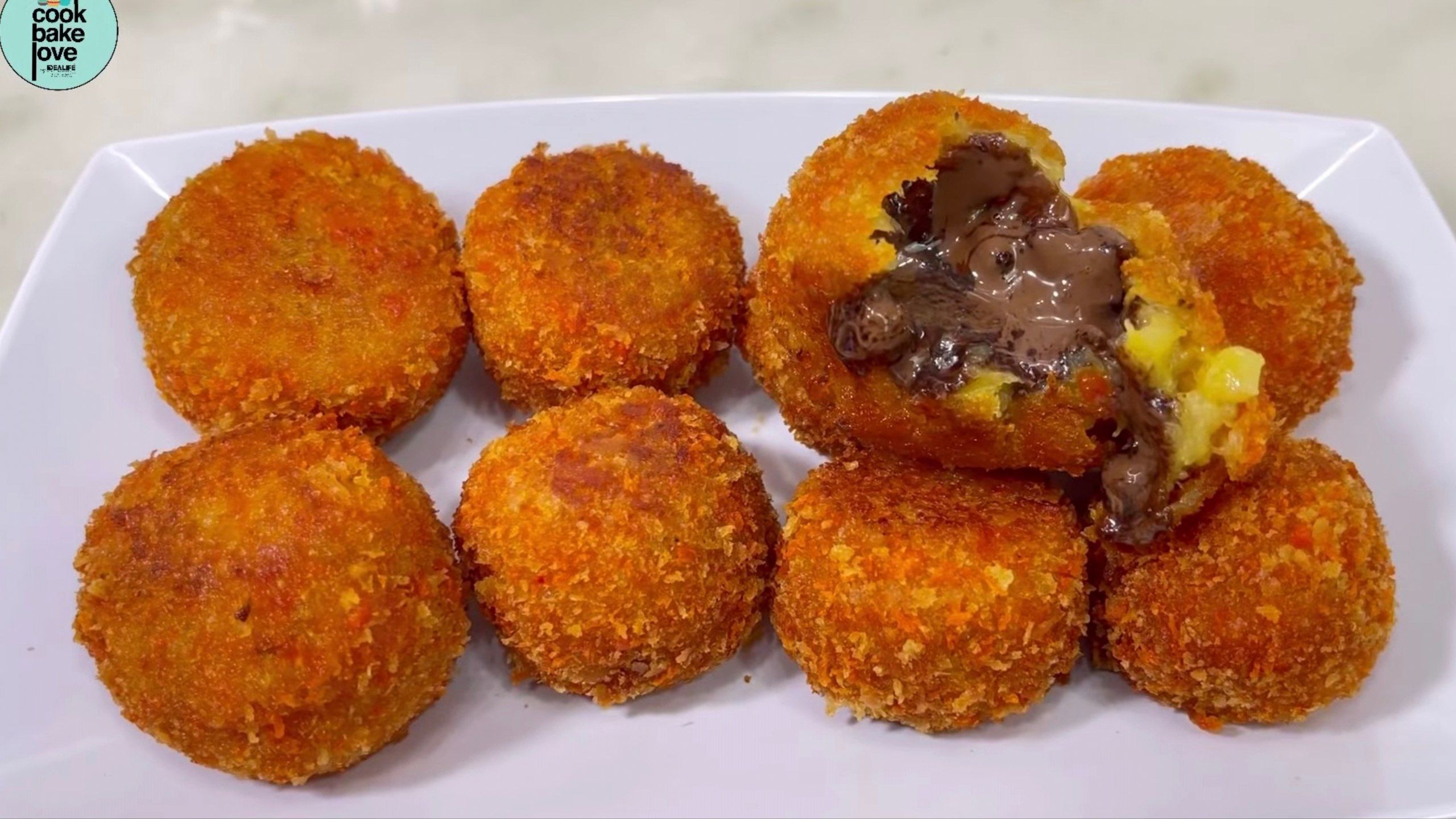 Resep Bola-Bola Pisang Isi Coklat Lumer, Enak dan Manis