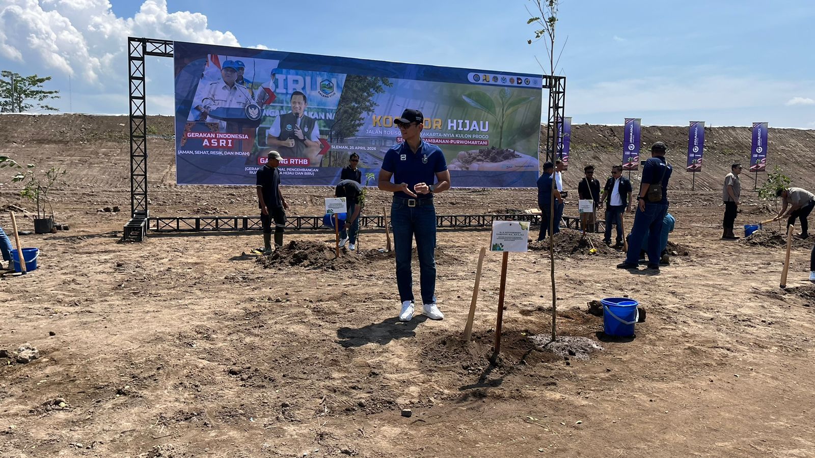 Menko AHY Pimpin Aksi Tanam Pohon di Green Corridor Tol Jogja-Solo : Infrastruktur Harus Pro Lingkungan
