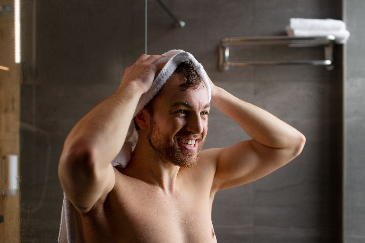 5 Cara Ampuh Membersihkan Sisa Pomade Oil-Based di Rambut