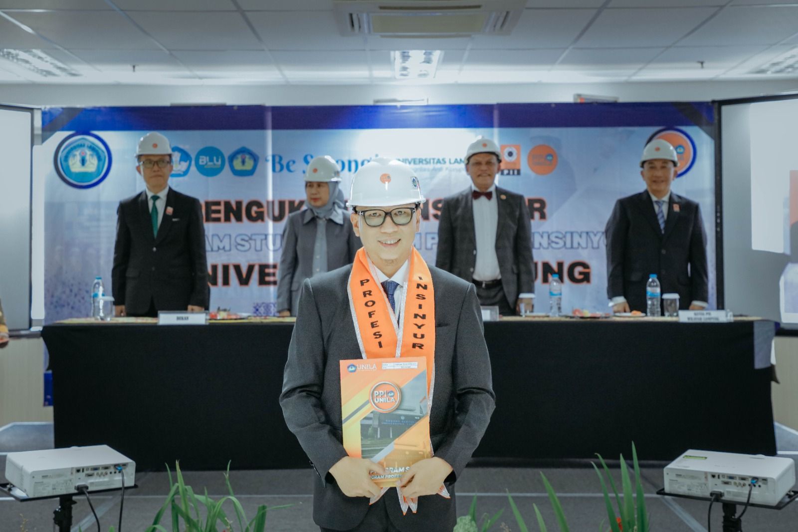 Gubernur Lampung Jadi Wisudawan Terbaik Program Profesi Insinyur di Fakultas Teknik Unila, Raih IPK 3,88