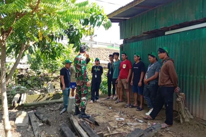 Babinsa dan Mahasiswa KKN UIN Alauddin Makassar Bersinergi Bangun Desa di Wajo