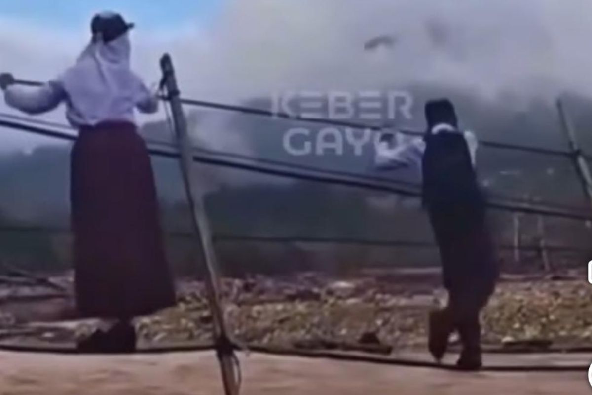 Viral! Tangis Ibu Pecah Lihat Anaknya Gelantungan di Jembatan Tali Demi Ujian TKA