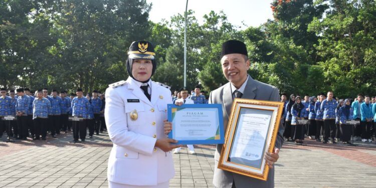 Disdukcapil Kuningan Raih Dua Penghargaan pada Peringatan Otda ke-30