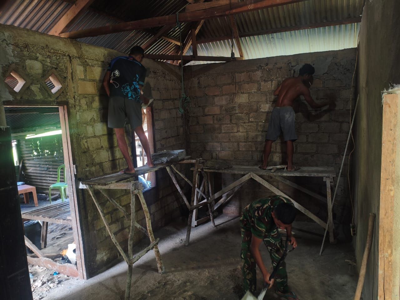 Satgas TMMD Bareng Warga Rehab Rumah di Desa Moain Maluku Barat Daya