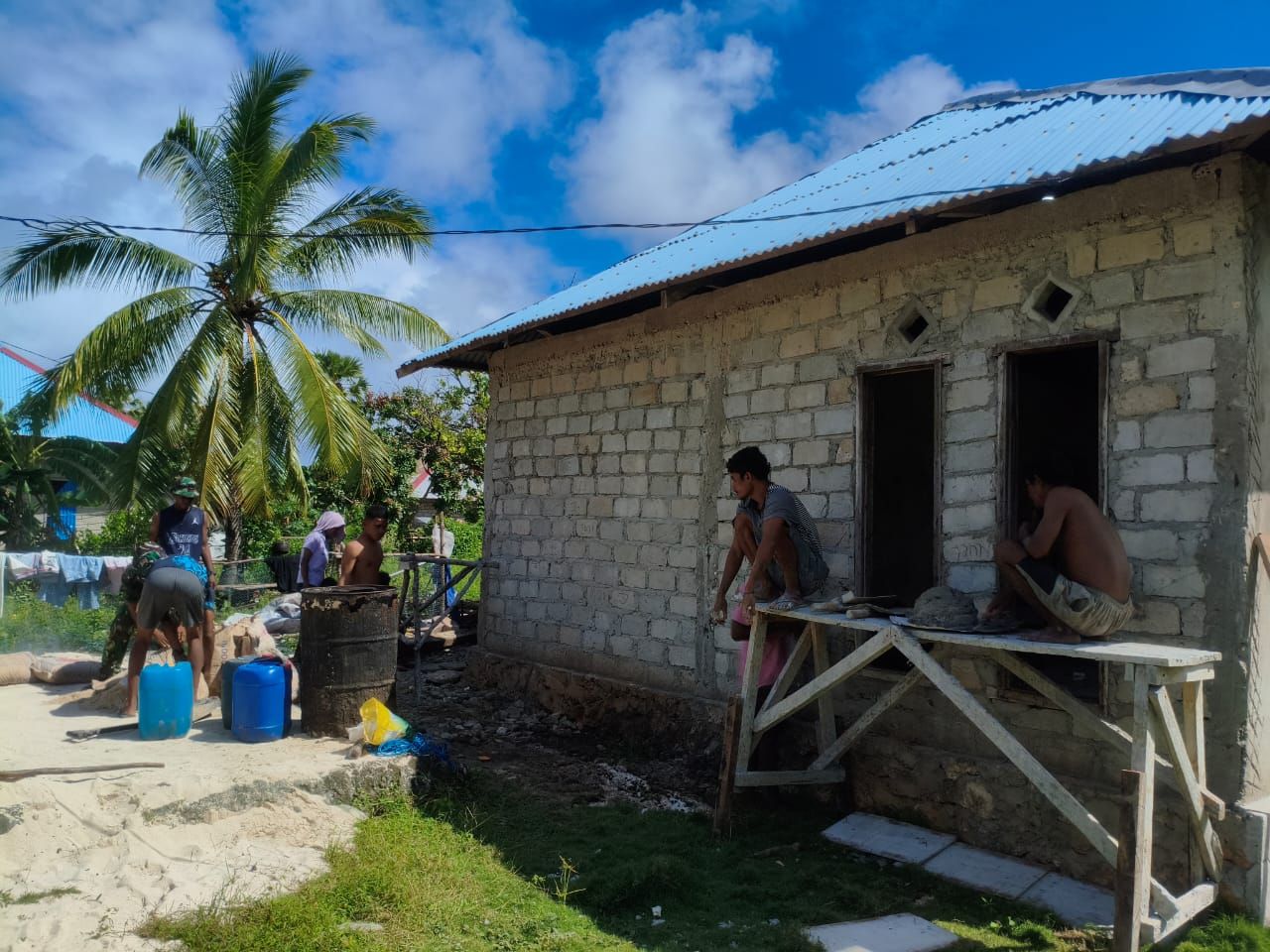 Satgas TMMD Bareng Warga Rehab Rumah di Desa Moain Maluku Barat Daya