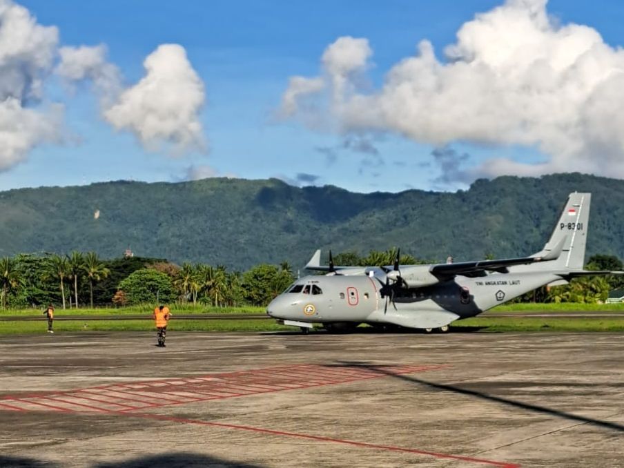 Penampakan Pesawat CN235-220 MPA TNI AL Saat Mendarat di Bandara Pattimura Ambon