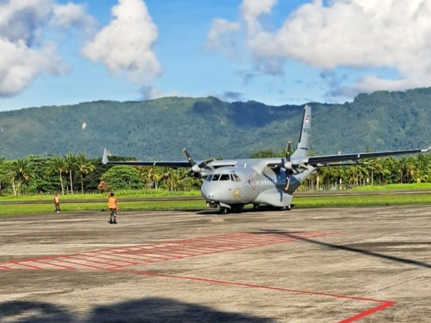 Penampakan Pesawat CN235-220 MPA TNI AL Saat Mendarat di Bandara Pattimura Ambon
