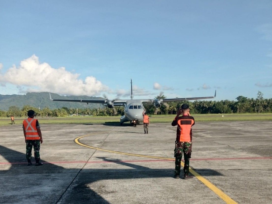 Penampakan Pesawat CN235-220 MPA TNI AL Saat Mendarat di Bandara Pattimura Ambon