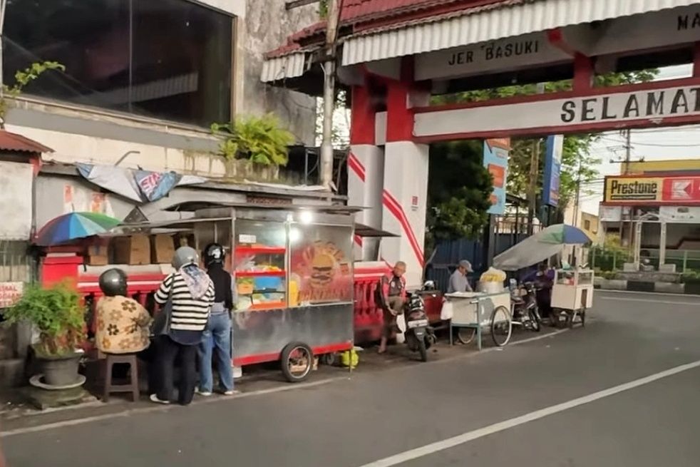Burger Fantasy, Sensasi Burger Kaki Lima Murah yang Selalu Diburu di Malang