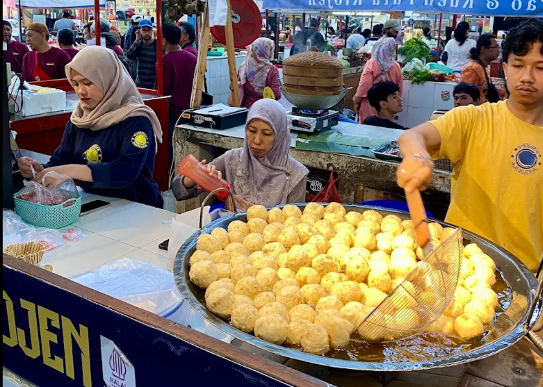 Bagoplek, Bakso Goreng Unik yang Selalu Habis Sebelum Siang di Pasar Oro Oro Dowo