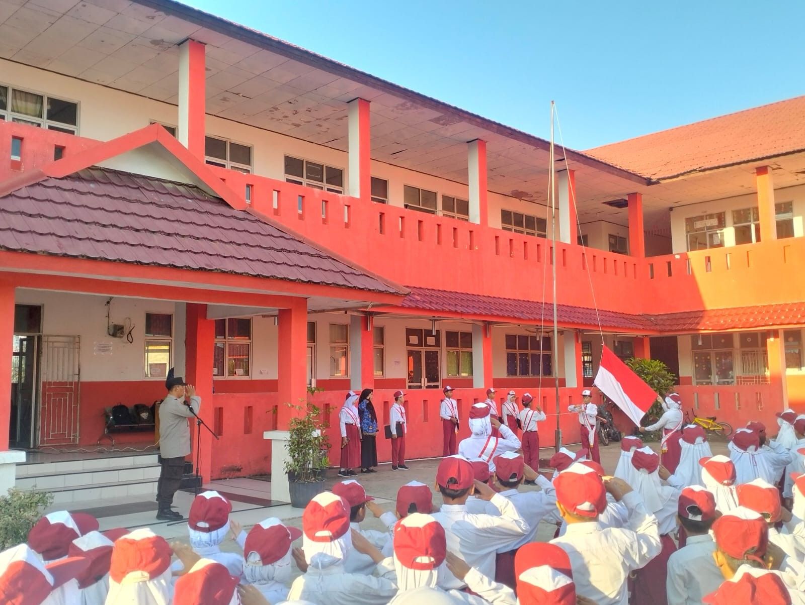 Perkuat Karakter Siswa, Polres Tanjab Barat Sambangi SDN 70 Kuala Tungkal Terkait Literasi Digital