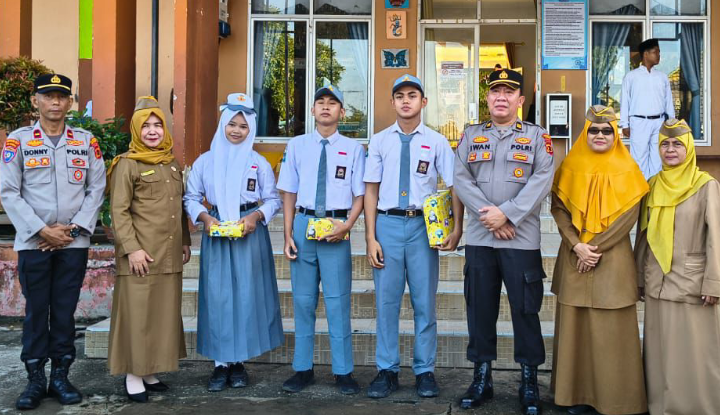 Pimpin Upacara di SMAN 2 Kota Jambi, Satbinmas Polresta Jambi Sosialisasikan Pencegahan Kenakalan Remaja
