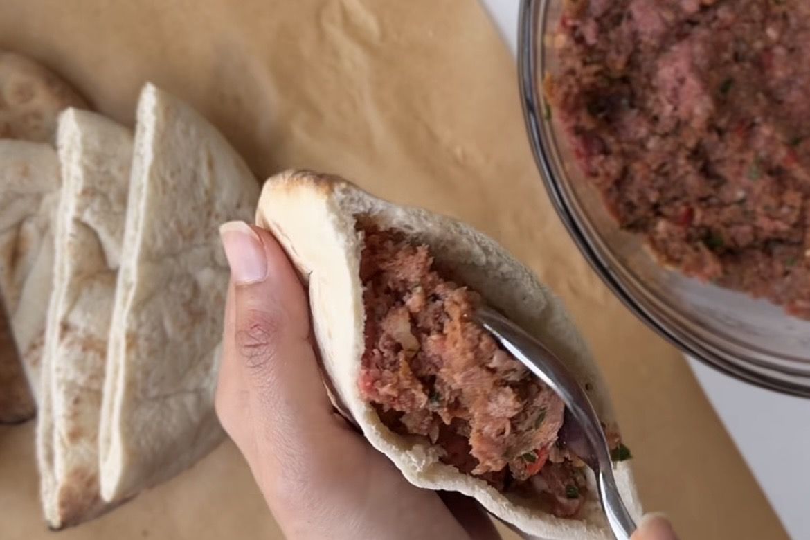 Resep Arayes Khas Timur Tengah Anti Gagal! Daging Empuk, Roti Renyah Maksimal