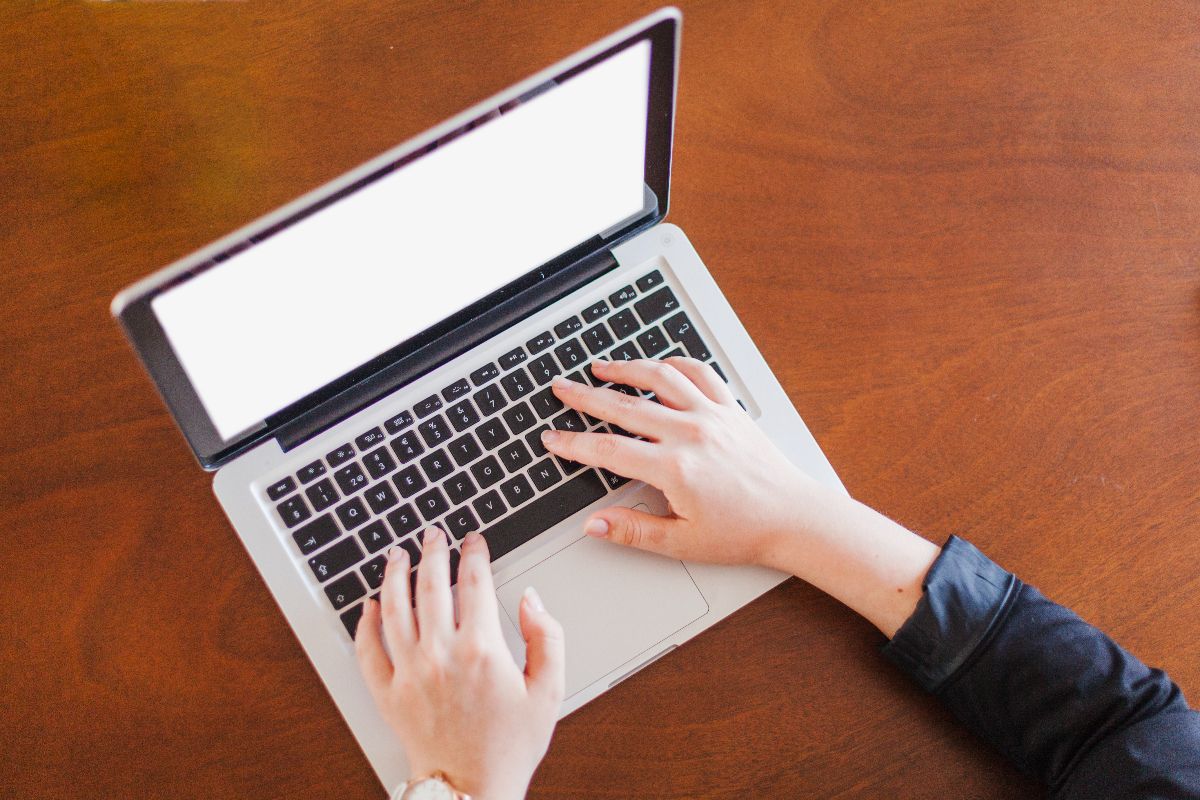 Penyebab Keyboard Laptop Mengetik Sendiri, Jangan Panik Dulu!