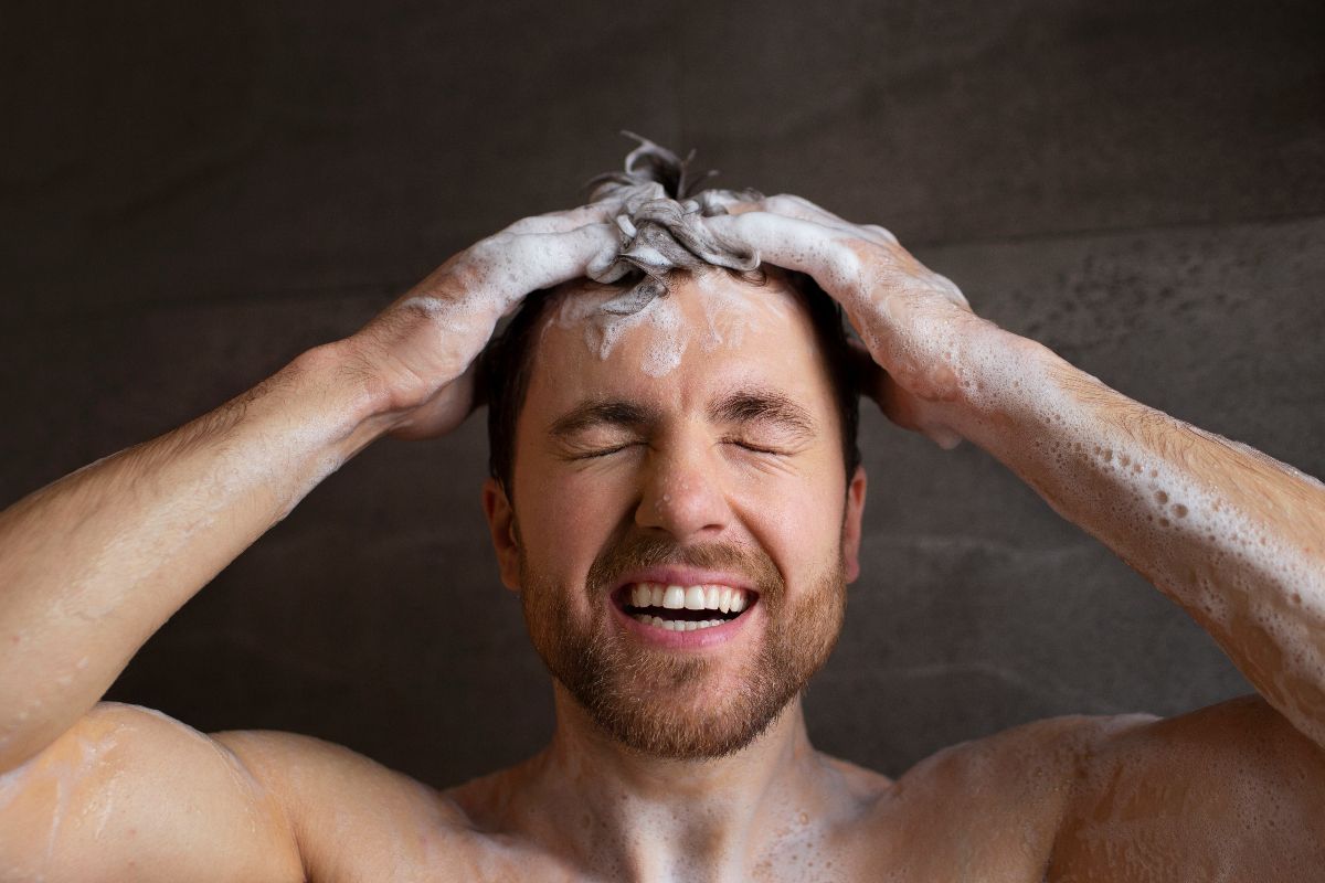 5 Cara Merawat Rambut Cowok yang Sering Motoran Biar Tetap Kece!