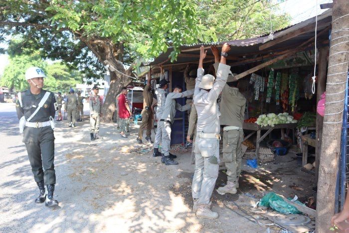 Satpol PP Aceh Besar Tertibkan Kanopi Liar di Jalan Malahayati