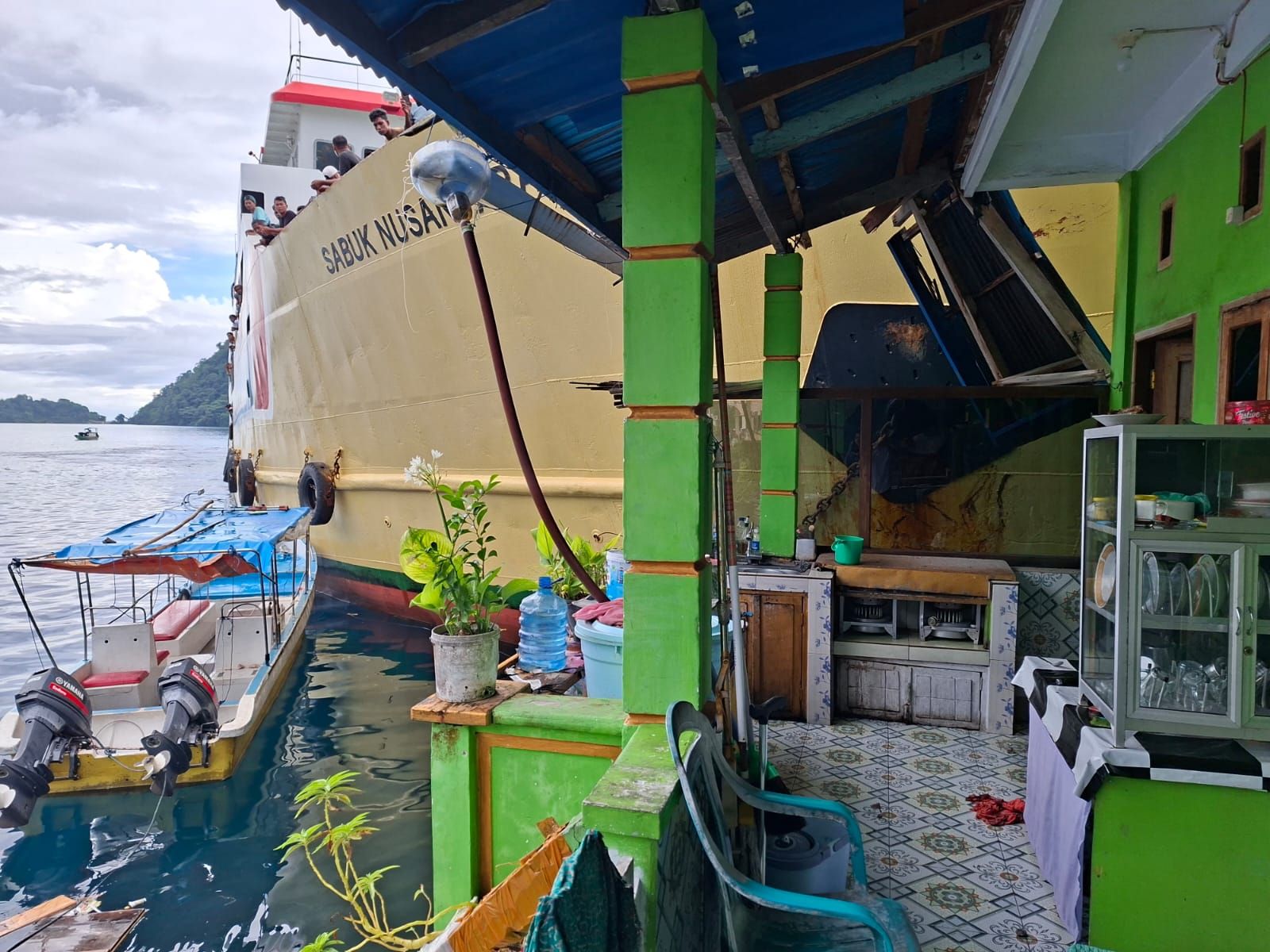 KM Sabuk Nusantara Tabrak Penginapan di Banda Naira Maluku Tengah Akibat Gangguan Mesin