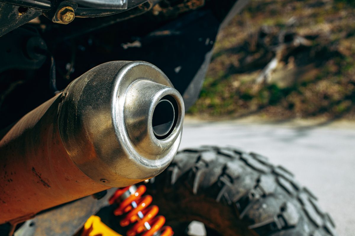 Ternyata Ini Penyebab Knalpot Motor Basah Oli. Simak Selengkapnya!