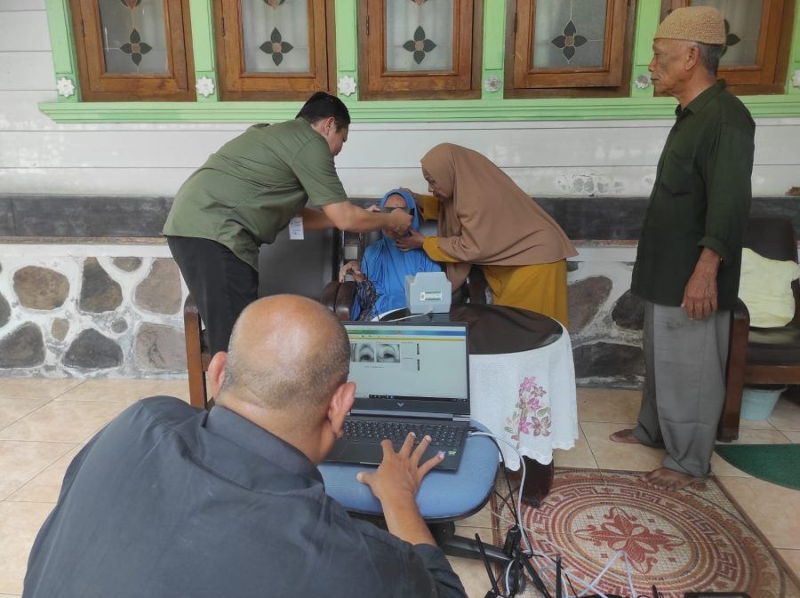 Disdukcapil Banda Aceh Jemput Bola, Lansia Berkebutuhan Khusus Kini Punya KTP-el