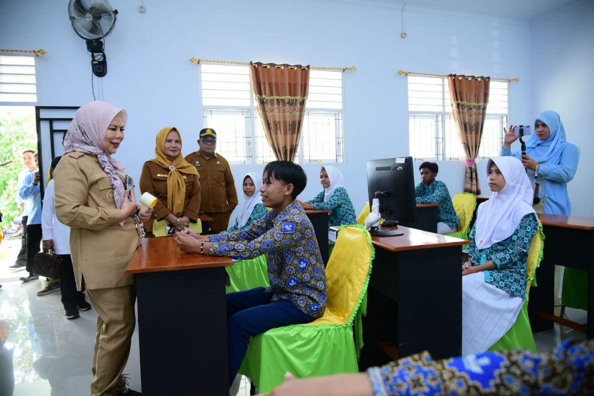Wagub Gorontalo Minta Guru Dampingi Siswa saat Makan Menu MBG