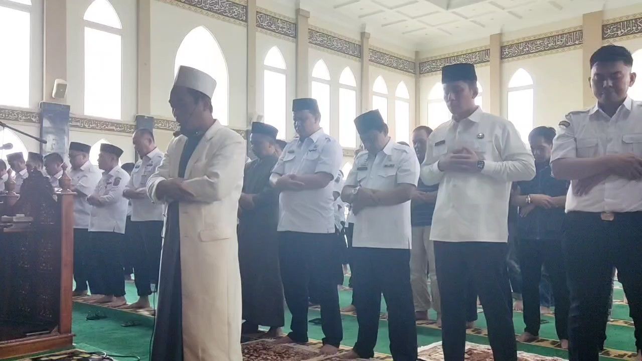 Ratusan Warga Lampung Selatan Salat Gaib untuk Korban Kecelakaan Kereta di Bekasi