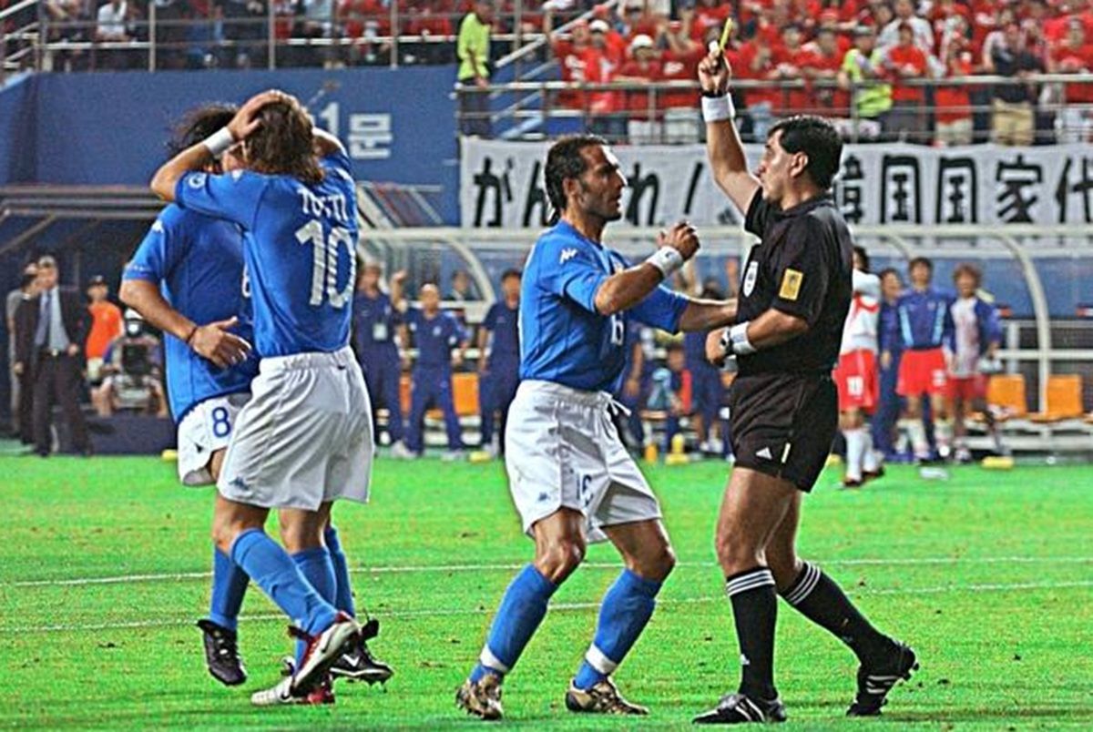 Dari Skorsing hingga Penjara: 5 Drama Wasit Paling Fenomenal yang Mengubah Sejarah Sepak Bola!