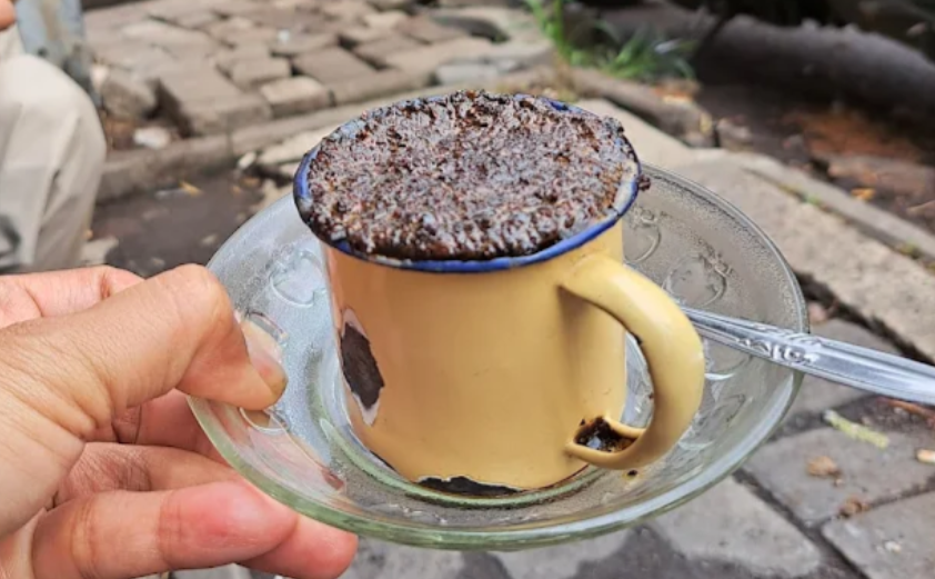 Kopi Cangkir Juanda, Rasa Otentik di Tengah Riuh Kampung Jodipan