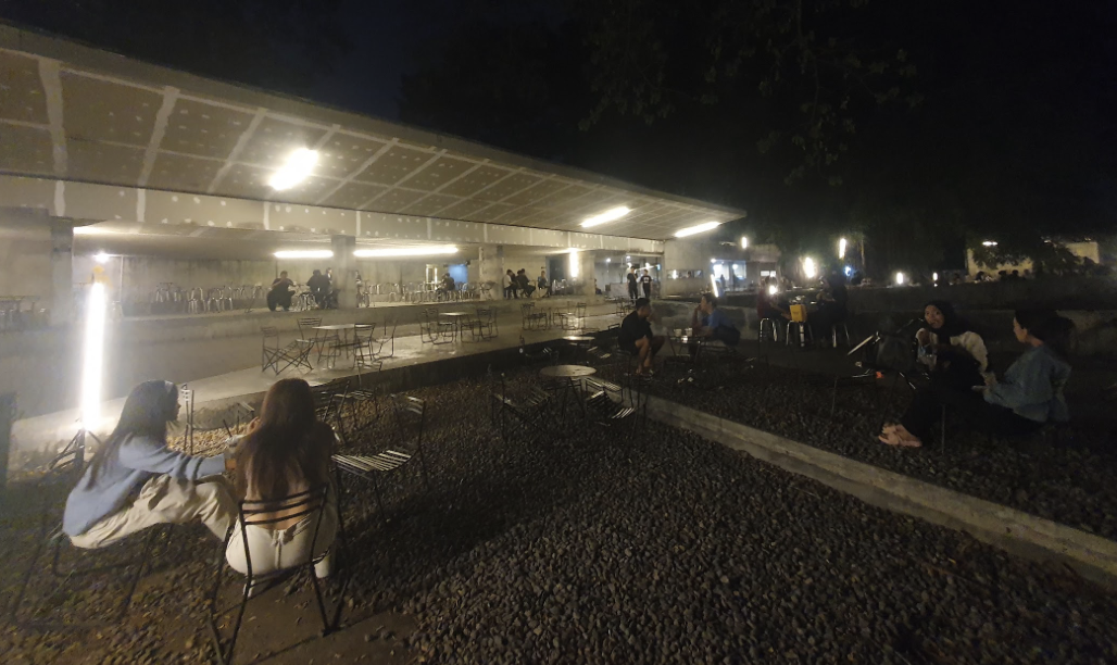 Nongkrong Bukan Sekadar Duduk: Membaca Gaya Hidup Warga Malang dari Warung Kopi hingga Kafe Estetik