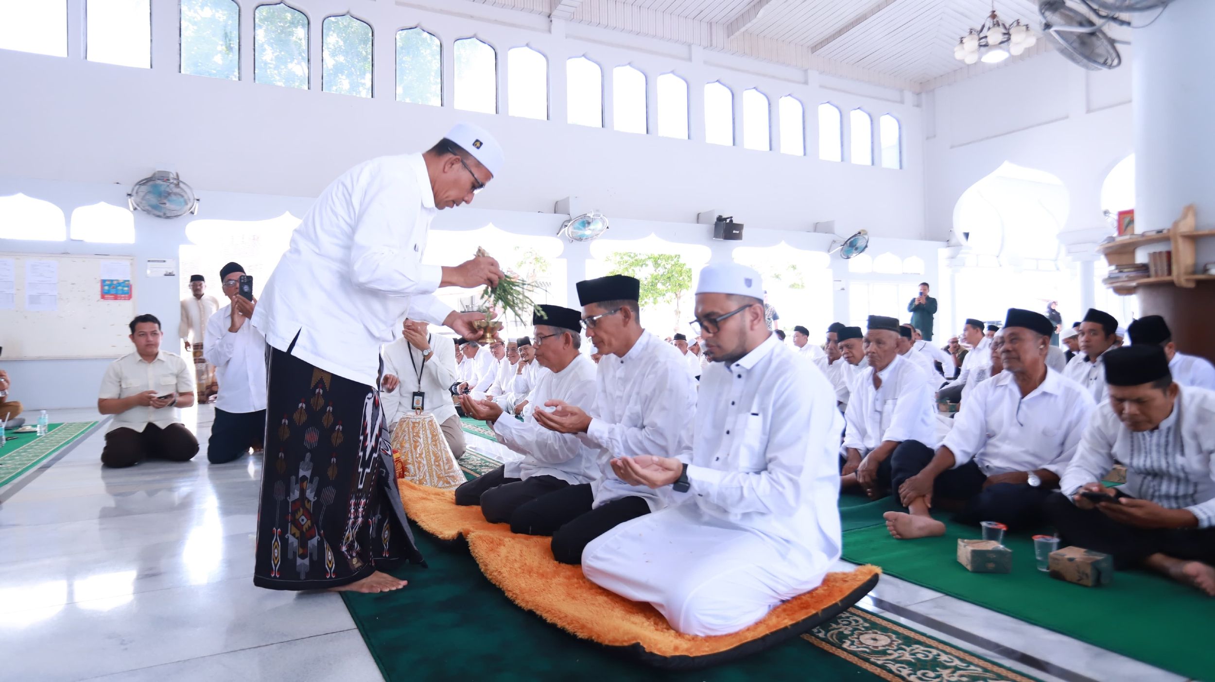 Aceh Besar Lepas 535 Calon Haji 2026, Prosesi Peusijuek Penuh Haru