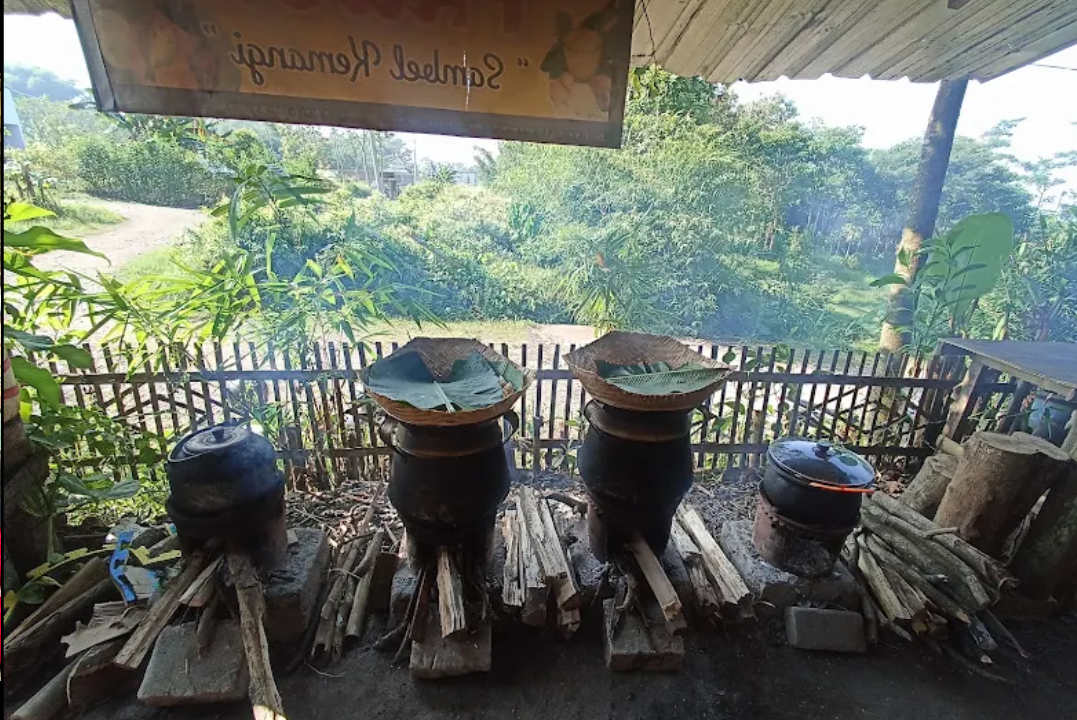 Sensasi Makan 10 Ribuan di Tengah Ladang, Pawon Sambel Kemangi Jadi Buruan Pecinta Kuliner Tradisional