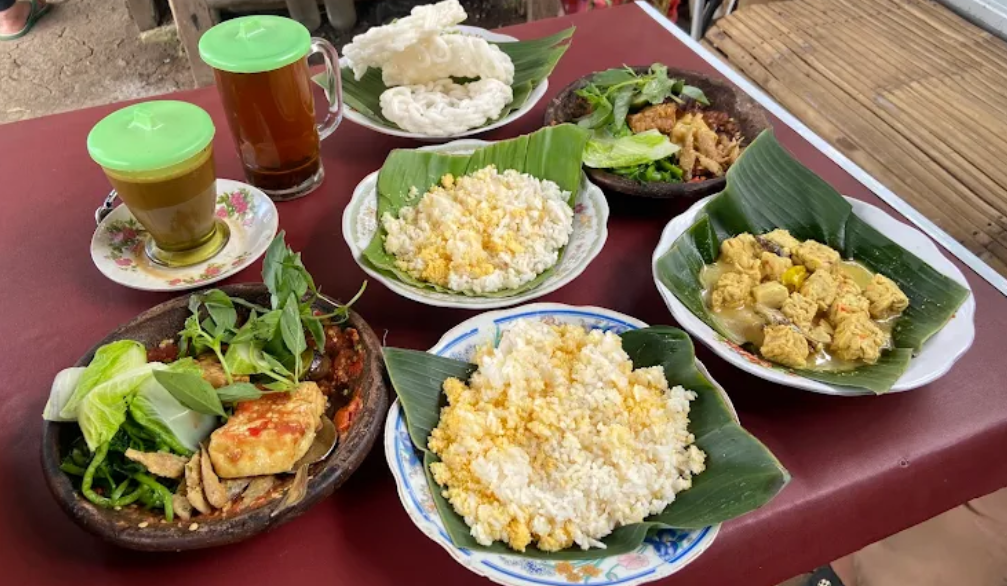 Sensasi Makan 10 Ribuan di Tengah Ladang, Pawon Sambel Kemangi Jadi Buruan Pecinta Kuliner Tradisional