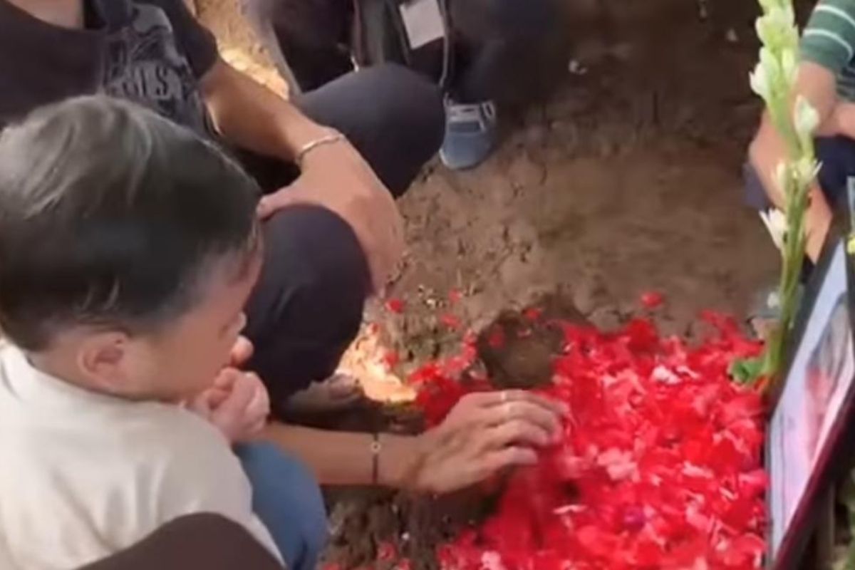 Anak Korban Kecelakaan Kereta Bekasi Timur Menolak Pulang dari Makam Ibunya, Warganet Ikut Pilu!