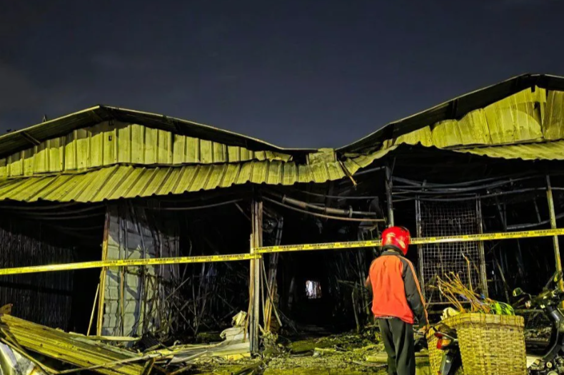 Ratusan Kios Pasar Kanjengan Semarang Terbakar