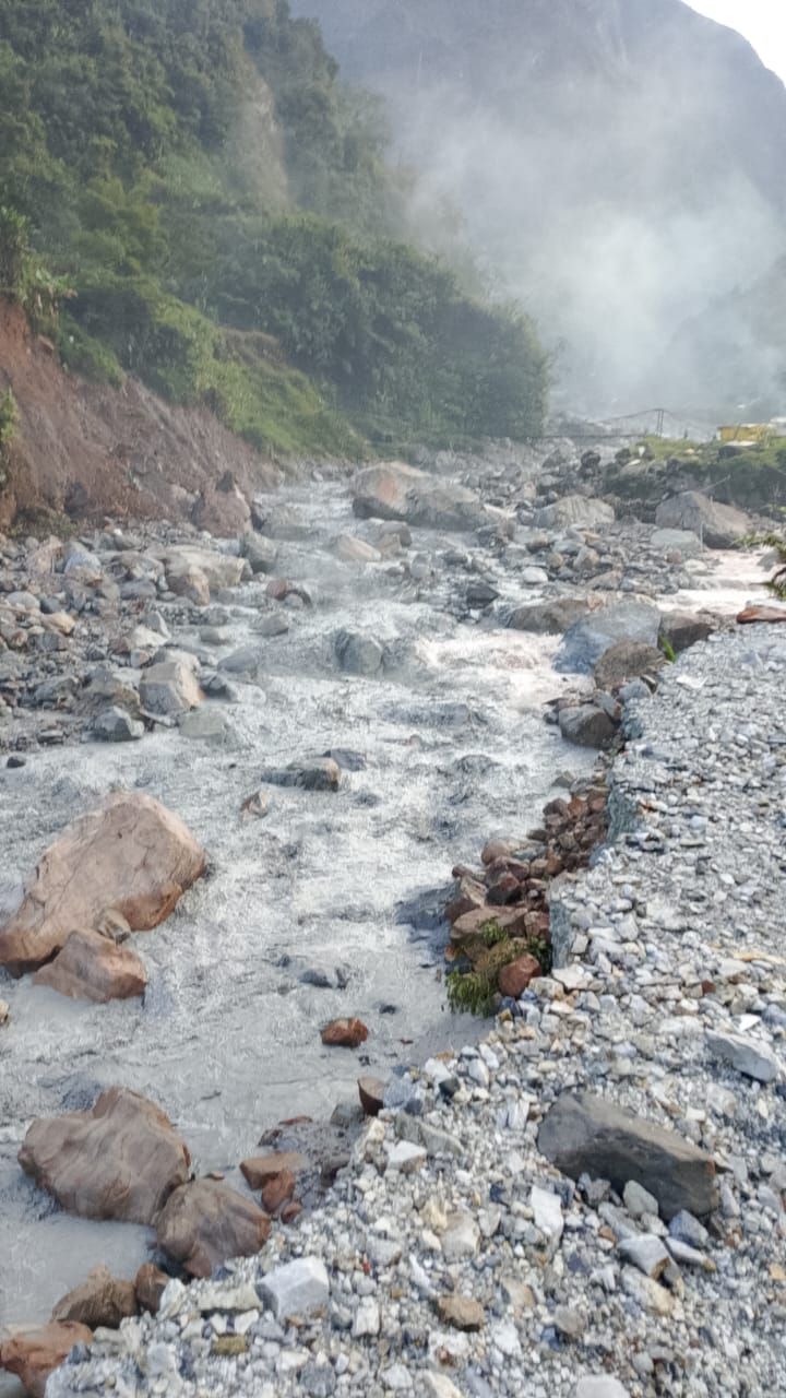 Longsor Putus Akses Waa-Banti, Warga Soroti Infrastruktur dan Dampak Limbah Tambang