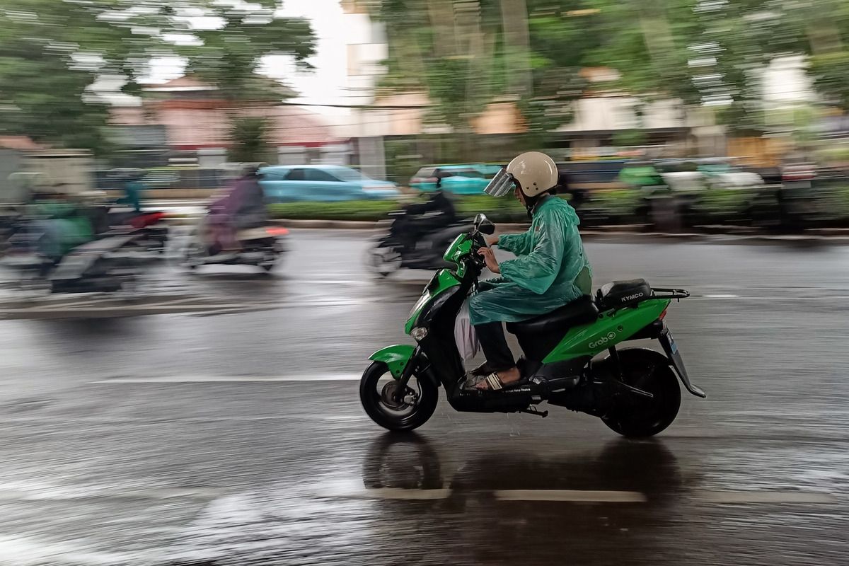 4 Tips Aman Berkendara di Jalan Basah