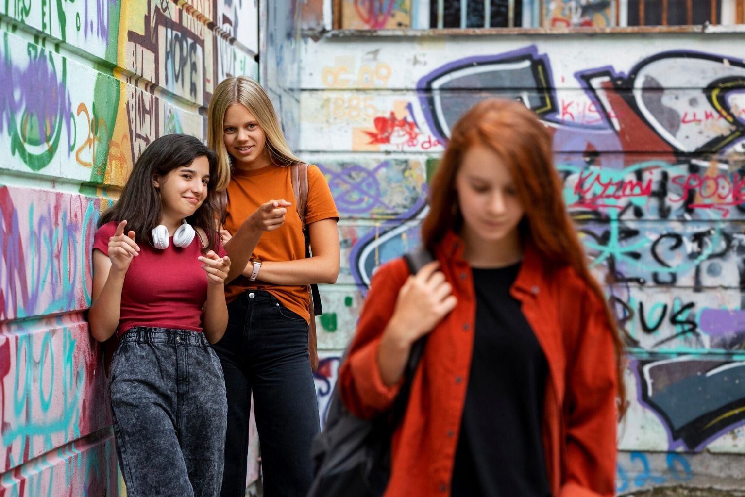 Sering Dibanding-Bandingkan? Hati-Hati, Itu Bukan Teman Baik — Tapi Toxic Friendship yang Menjatuhkanmu!