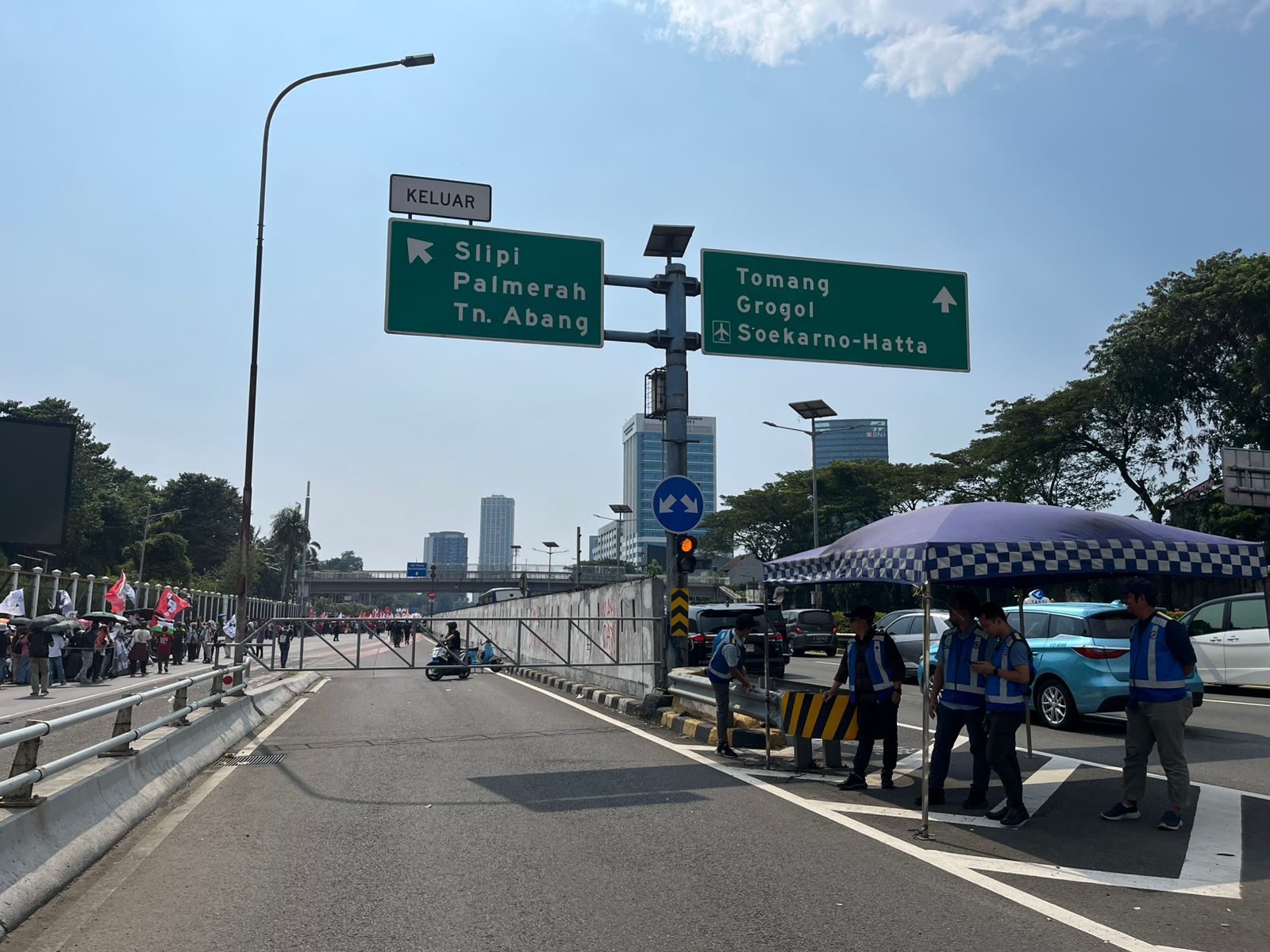 Imbas May Day di Depan Gedung DPR MPR RI, Gerbang Tol Slipi Ditutup