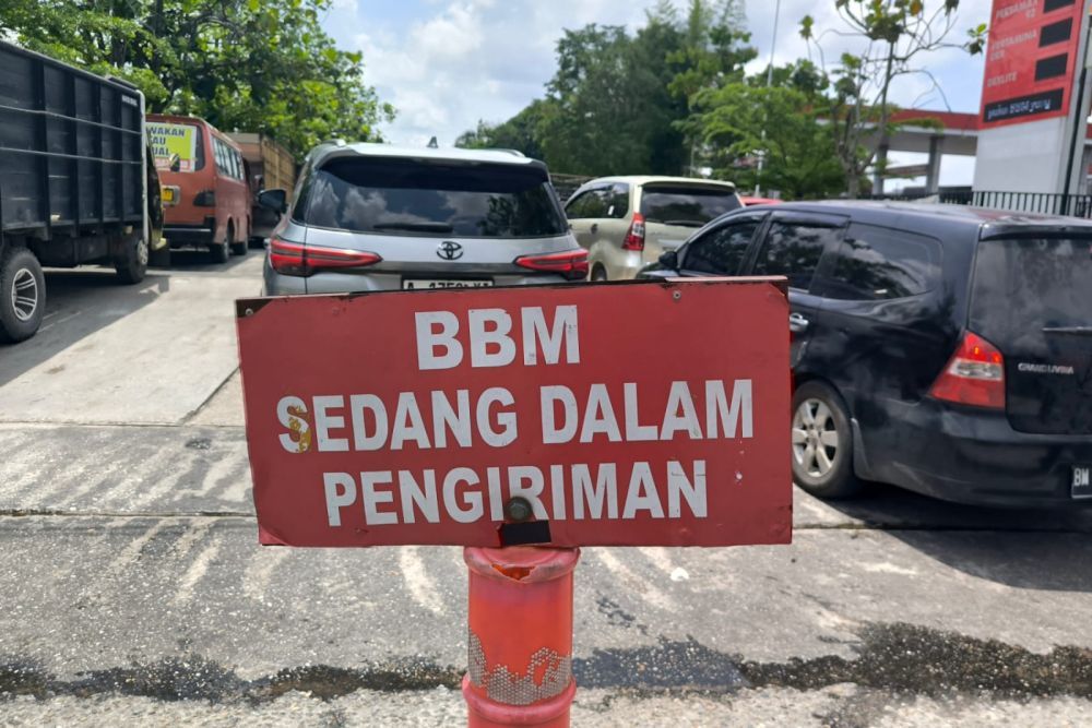 Kelangkaan BBM di Sejumlah Wilayah Riau, Warga Antre Panjang di SPBU